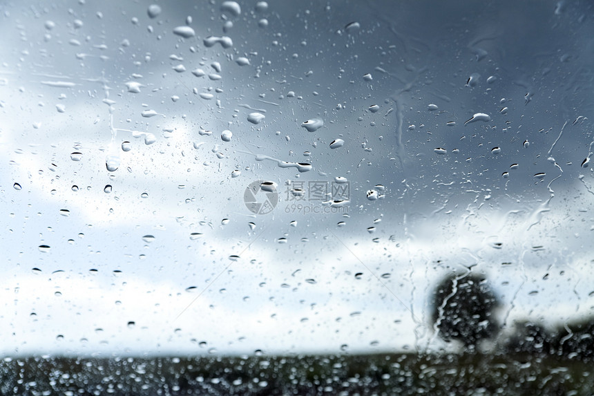 玻璃和秋季风景上的雨滴图片