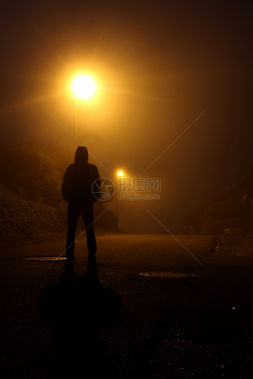 黑夜中的众人的影子路灯黑色薄雾天气情绪树木橙子森林地面魔法图片