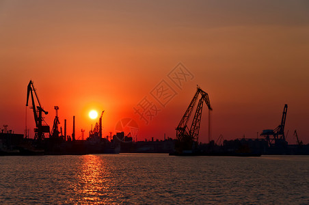 傍晚端口太阳金属货物机器港口运输制造业船厂进口起重机橙子高清图片素材