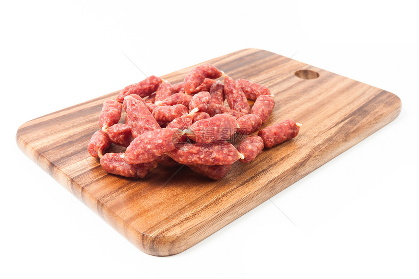 木板上大量小型Salamis熏制小吃猪肉木头牛肉美味食物午餐背景美食图片