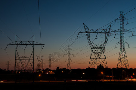 日落时电塔电线线路能量电能水平照片电气电力电网传输背景图片
