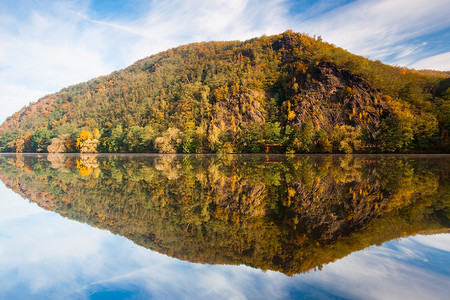 对对称森林天空绿色黄色季节叶子反射平底船岩石爬坡背景图片