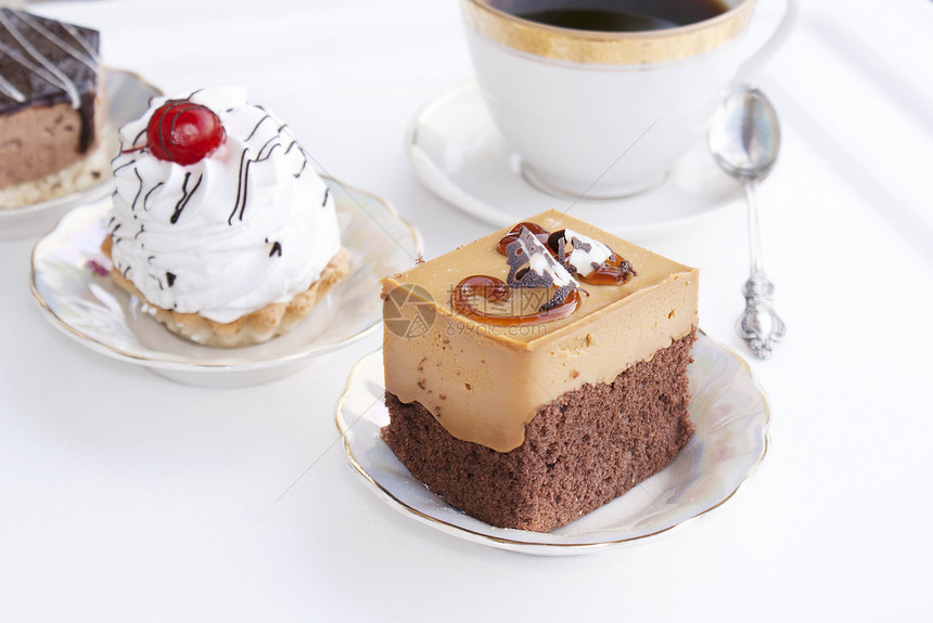 甜点心饼干和早晨咖啡饮料奶油薄荷餐巾盘子传统水果蛋糕杯子蛋糕鞭打图片