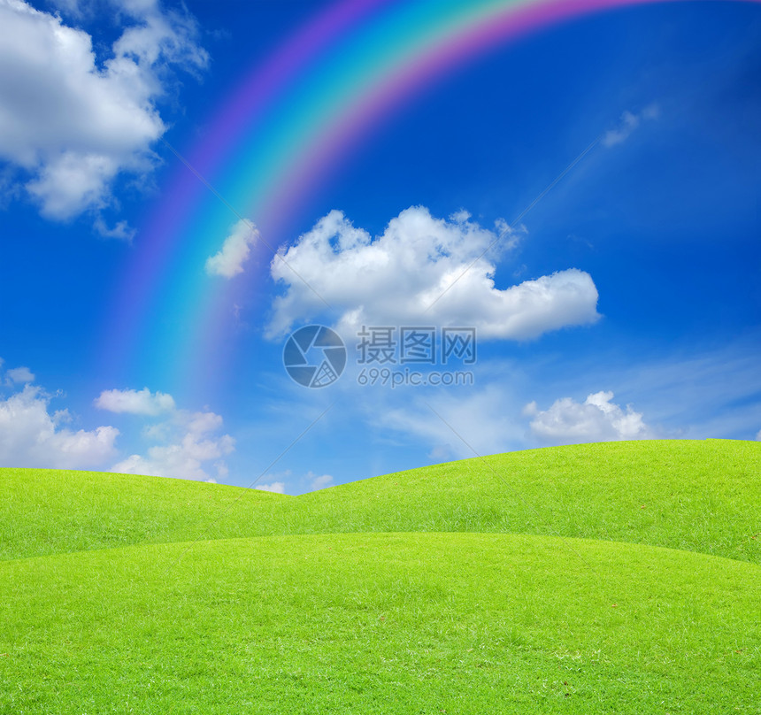 蓝天空和彩虹绿地图片