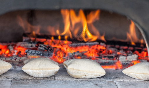 小面包糕点壁炉烹饪柴火鞋垫余烬小吃烤箱食物面团高清图片