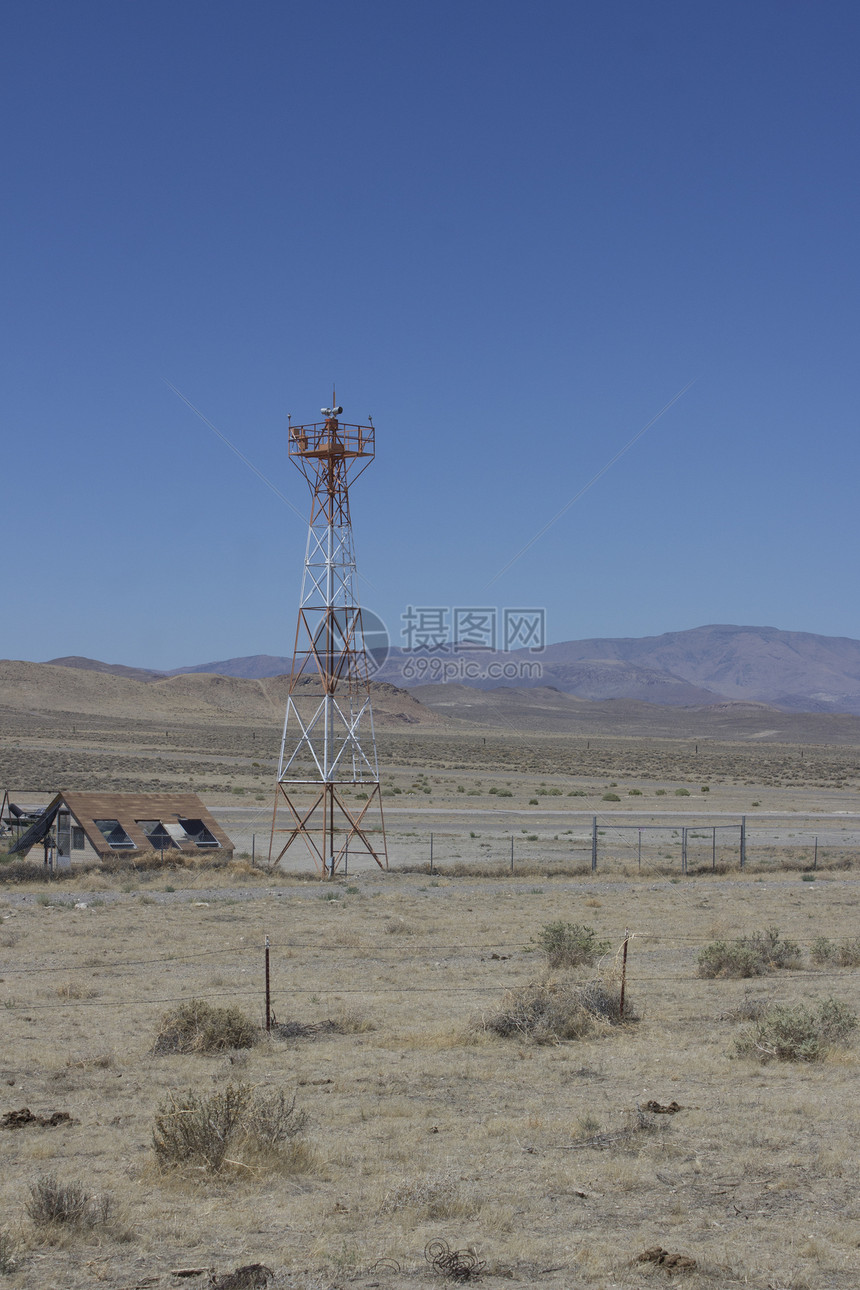 在沙漠中部的机场 雷达显示有飞机蓝天天空跑道山脉飞机场图片