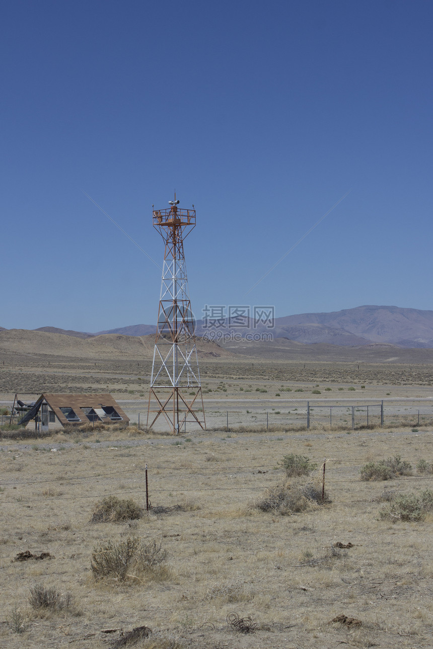 在沙漠中部的机场 雷达显示有跑道山脉飞机场天空飞机蓝天图片