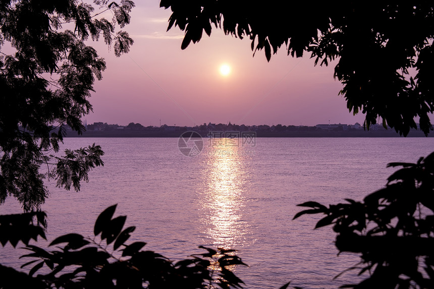 太阳落山在纳洪法农 老挝的景色图片