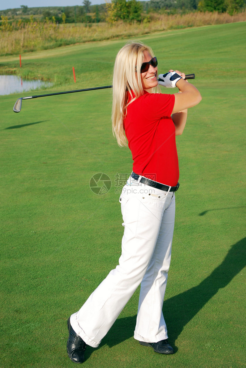 高尔夫球场金发女孩高尔夫球员图片