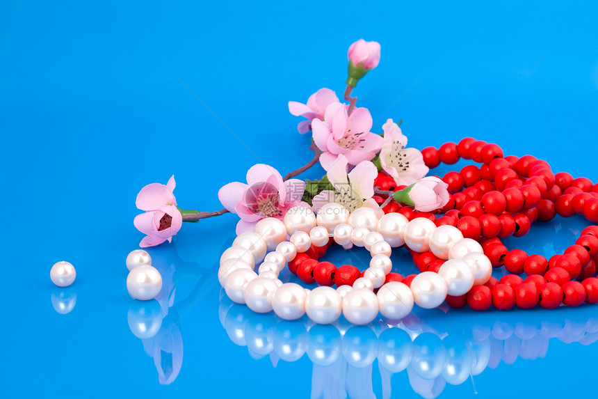 珍珠和红珠 与樱花粉红色的花朵图片