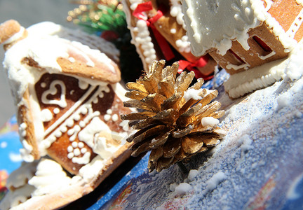 圣诞节装饰和糖果薄片玩具餐饮饼干云杉松树锥体辉光蜡烛故事背景图片