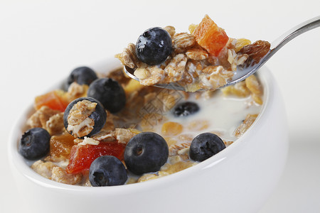 健康早餐牛奶食物营养宏观白色纤维葡萄干勺子饮食谷物高清图片