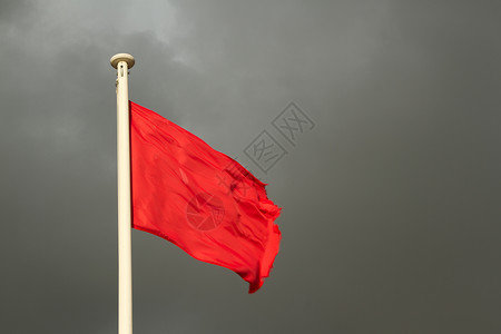 红旗天空飞行红色旗帜危险邮政灰色白色背景图片
