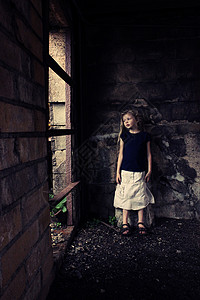 年青女孩在乡下建筑阴影高清图片素材