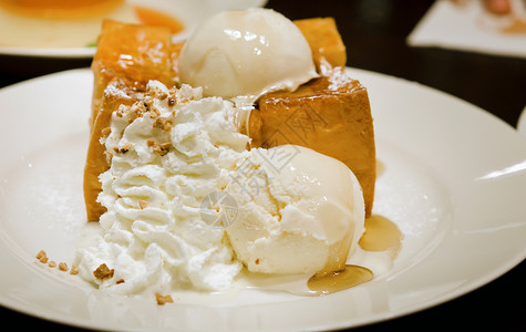 甜甜的沙漠蛋糕食物甜点蜂蜜花生盘子水果冰淇淋面包营养背景图片