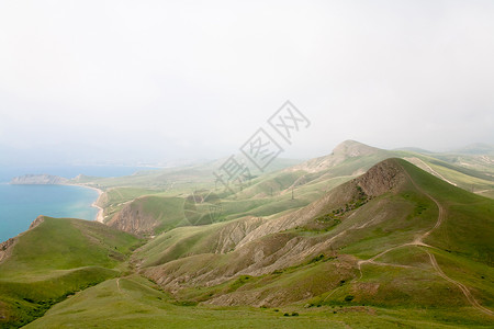 海洋和山山植物山脉水平风景海浪蓝色阳光棕色植物群爬坡背景图片