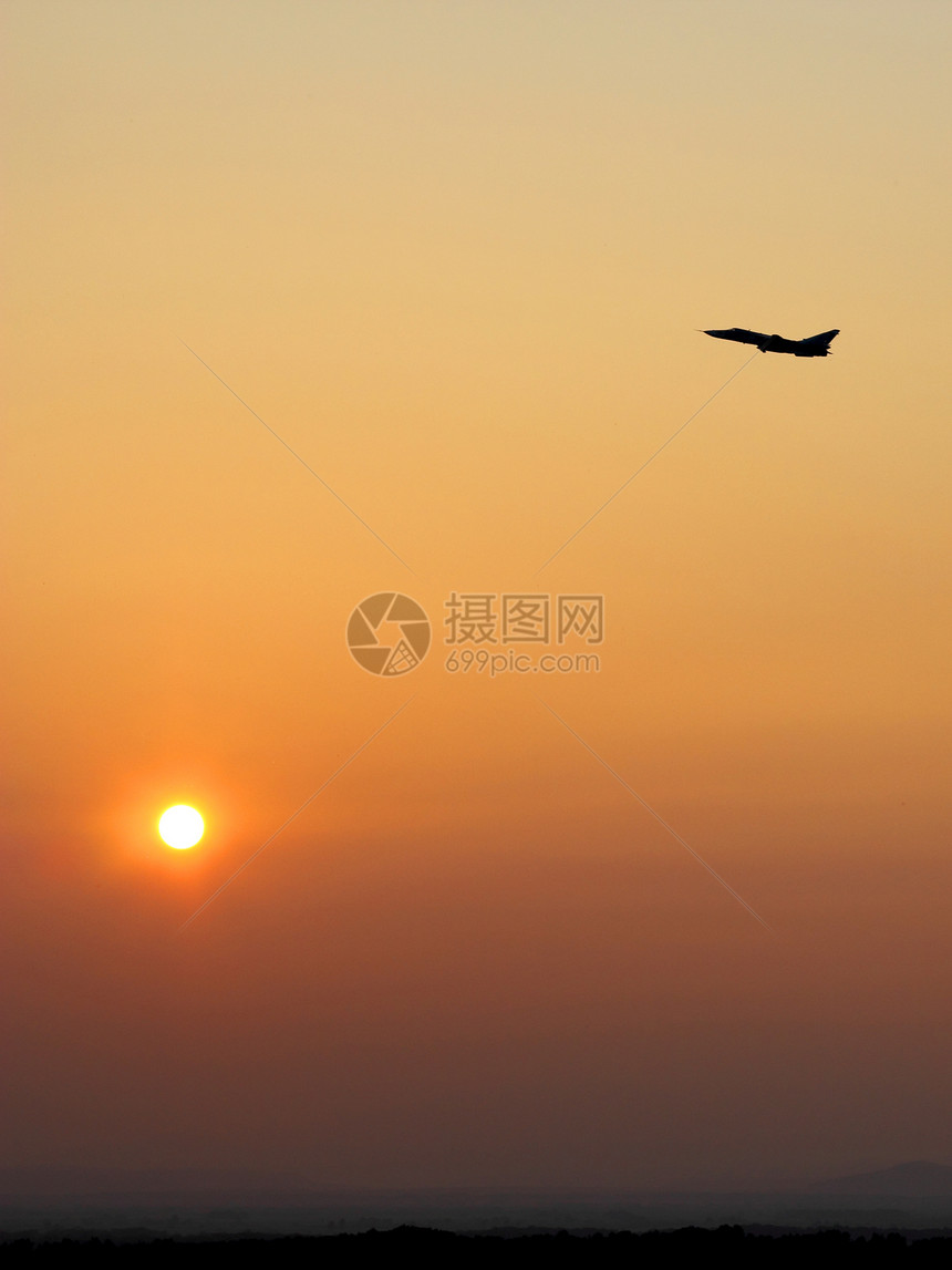 飞机在日落时起飞图片