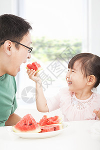 西瓜和小女孩快乐的小女孩和父亲吃水果的父亲背景