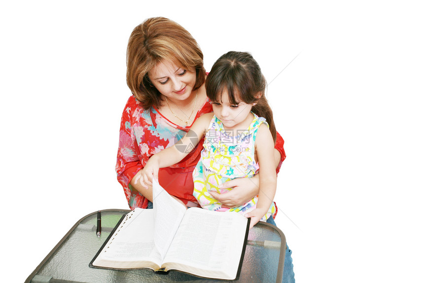 少数民族妇女及其女儿阅读 圣经 的情况图片
