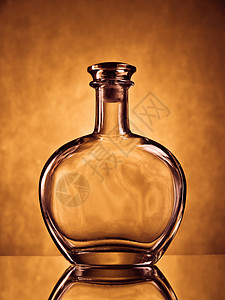 白兰果酒瓶反射黄色静物调子玻璃酒精棕色瓶子背景图片