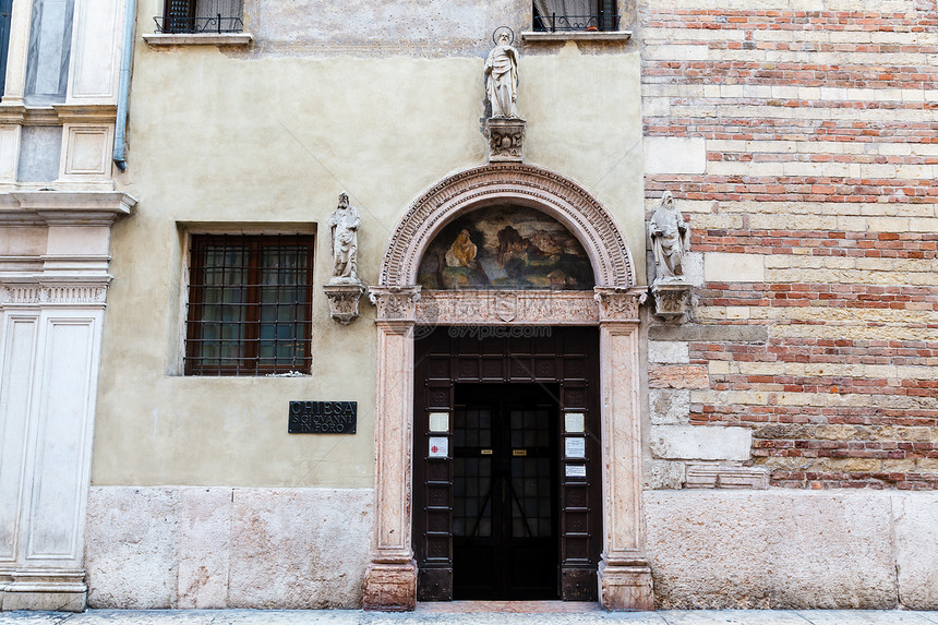 意大利维尼托维罗纳市与Arch和Mural的中世纪多尔韦图片