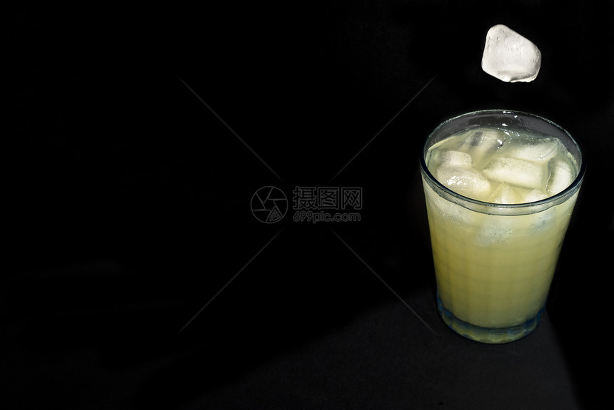冰的鸡尾酒加冰橙子酒精异国立方体派对饮食性别魅力健康热带图片