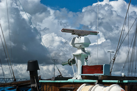 一艘船上的导航雷达海洋高清图片素材