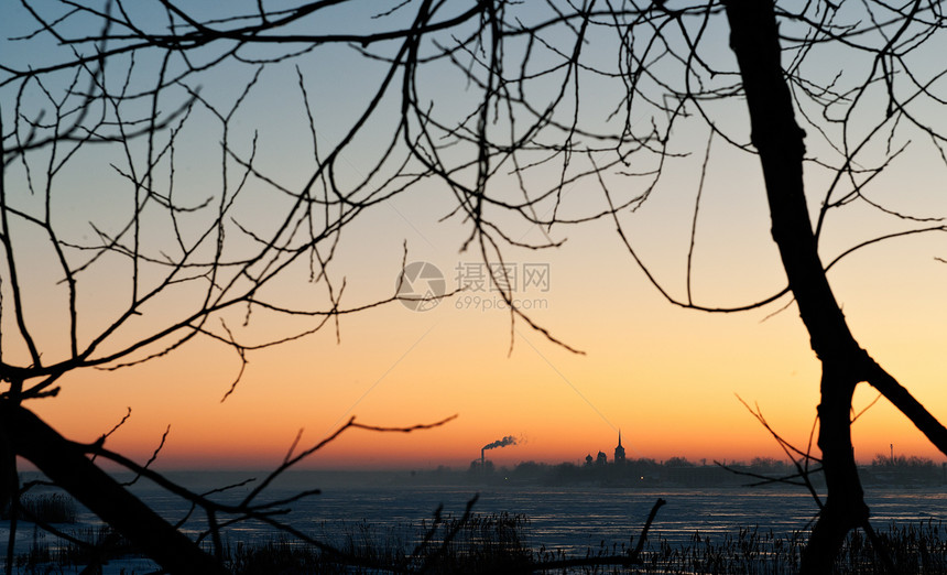 冬季日落的修道院图片