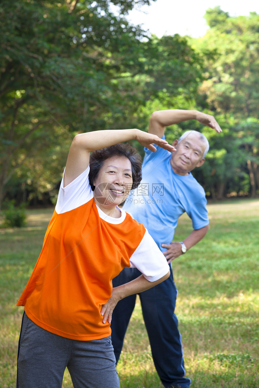 公园中快乐的亚洲老人健身夫妇图片
