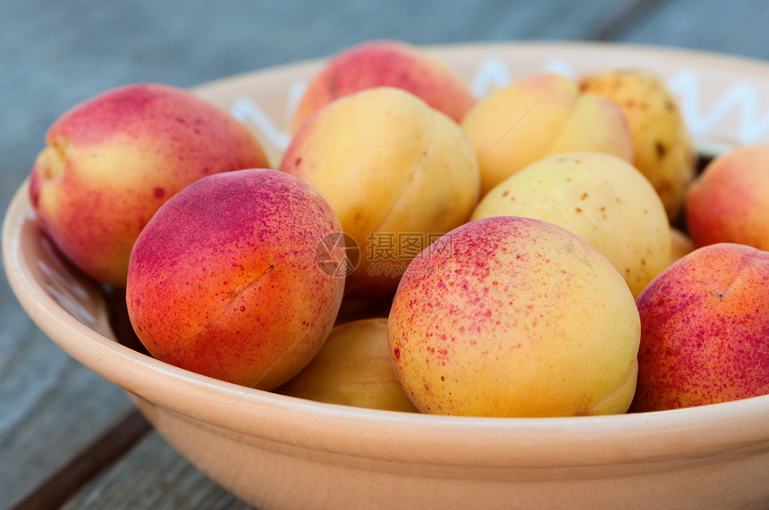 盘子里的桃子农业桌子团体水平食物红色甜点黄色水果宏观图片