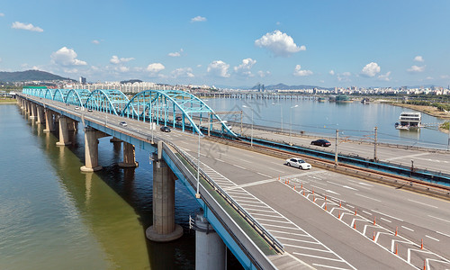 首尔汉河桥天空路面运输蓝色铜雀城市桁架景观民众全景背景图片