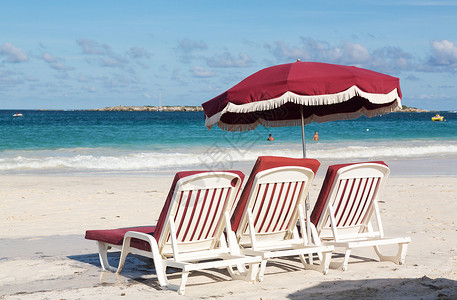 3个沙滩休闲游客和沙上雨伞明信片靠垫三重奏躺椅阳光天堂太阳塑料热带旅行背景图片