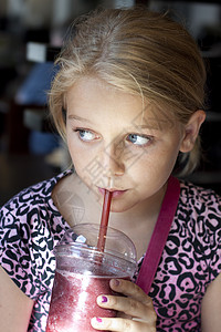 女孩喝汽水背景图片