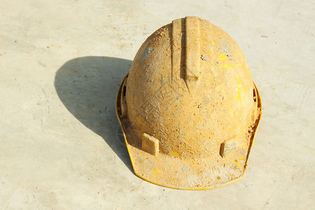 黄色硬帽子崎岖白色警告水泥工作安全工人工厂头盔安全帽背景图片