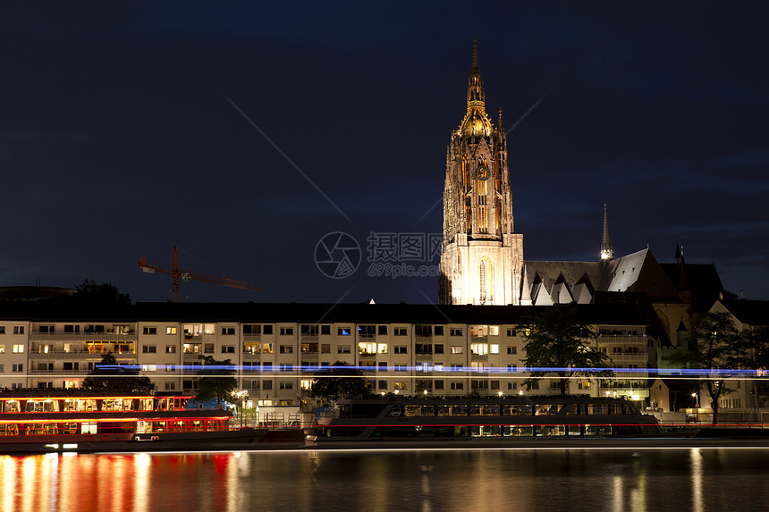 晚上在美因法兰克福日落建筑学城市反射建筑灯笼吸引力发光教会景观图片