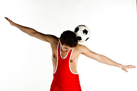 带足球球的健身女运动员健康运动白色体操男性力量竞赛背景图片