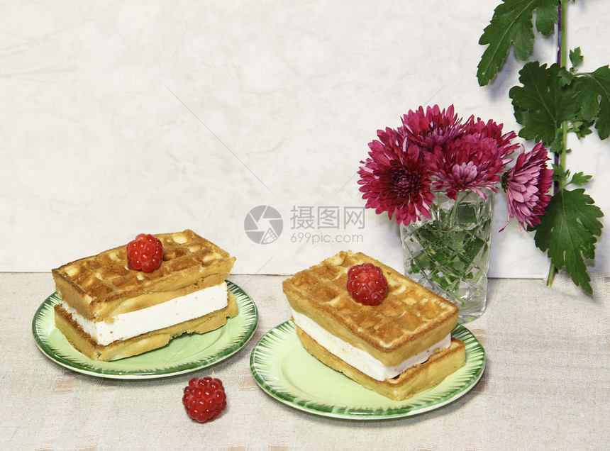 灰色背景的绿板上带草莓的Wafers图片