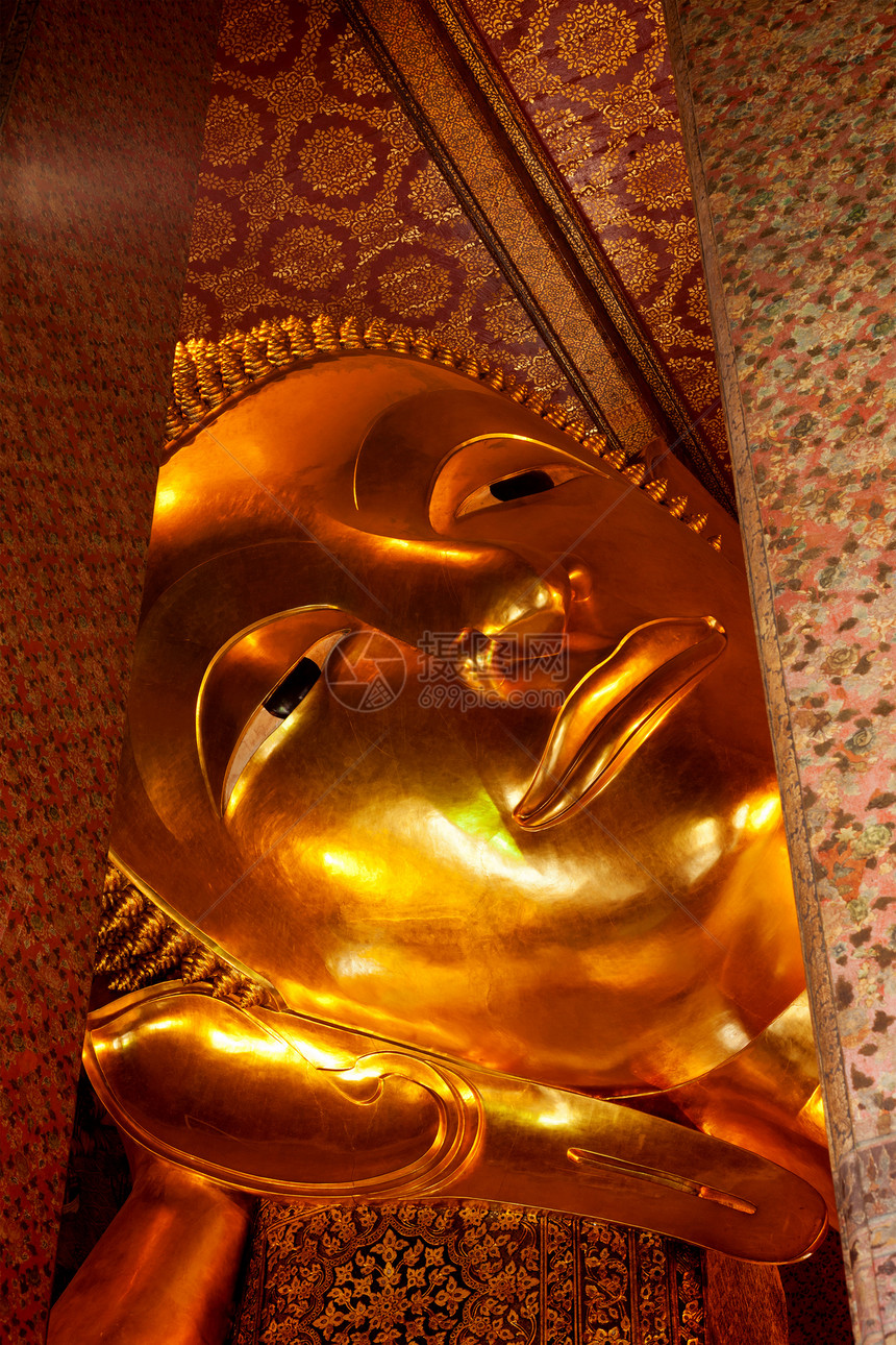 仰靠佛像的金像面部 曼谷Wat Pho纪念碑美术雕像建筑金属上帝佛教徒宗教旅行金子图片