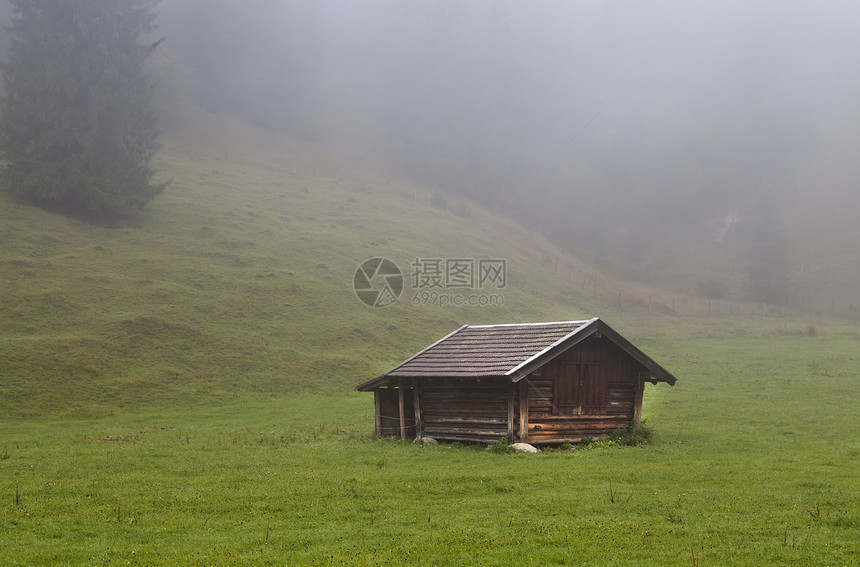 高山草原上的木棚屋农村高山文化旅行荒野风景小屋建筑森林爬坡图片