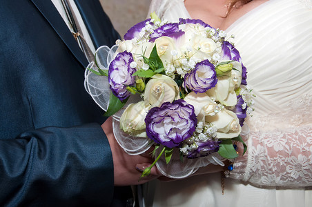 蓝色和白色结婚花束橙子植物婚礼美丽玫瑰女性新娘区系紫色庆典背景图片