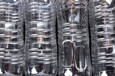 塑料饮料瓶的软胶制纹剂模式回收蓝色购物瓶子食物矿物市场产品消化桌子背景图片
