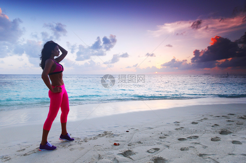 穿运动服的妇女运动装热带身体运动日落黑发锻炼赛跑者成人日出图片