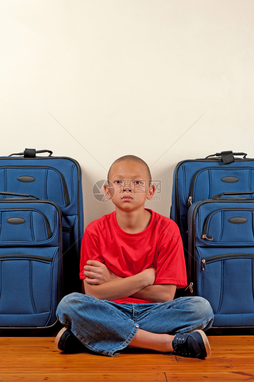 旅行不快者孤独违抗童年情感男生手提箱游客悲伤反叛行李图片