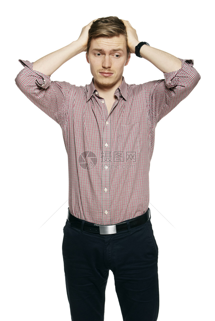 白人背景的年轻男子影棚时装悲哀挫折人类上班族模特男性衬衫红色图片