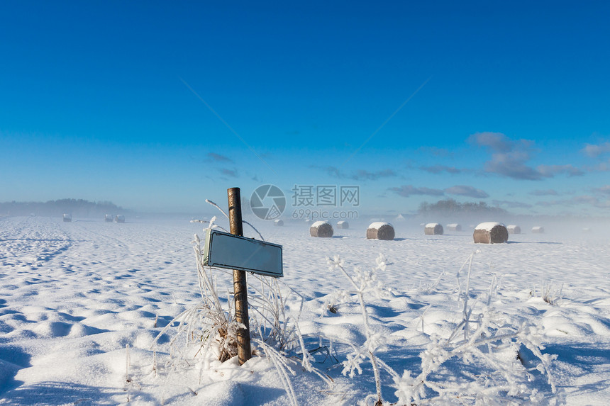 冬季田地附近的农场名称路标标志图片
