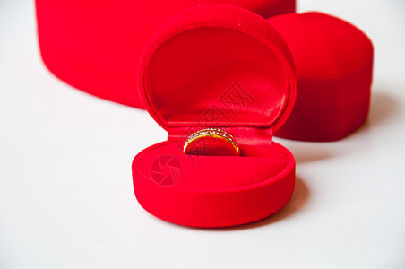 结婚戒指换爱婚礼摄影结婚戒指红色背景图片