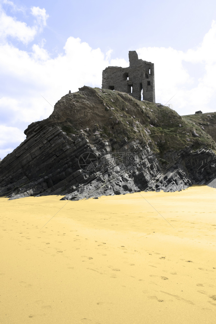 古老城堡废墟的海滩景象图片