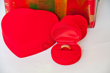 结婚戒指换爱摄影水平结婚戒指展示红色心形婚礼背景图片