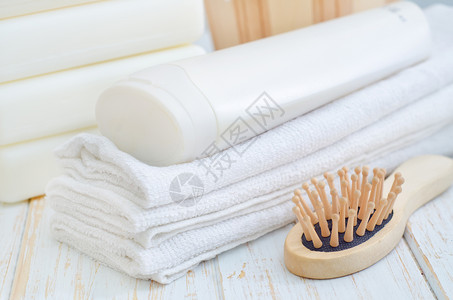 毛巾和洗发水产品液体洗澡海绵化妆品项目福利兰花身体蓝色背景图片