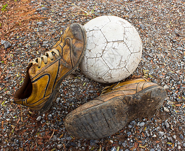 地上的旧球和旧鞋背景图片